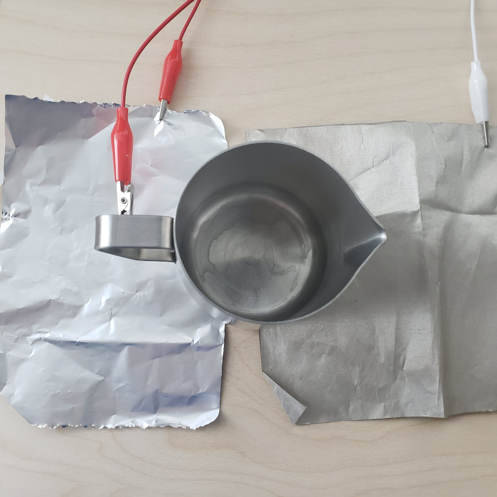 I connect the interaction by putting the metal cup on top of the conductive fabric and a piece of alluminium foil. Turns out you can play 2 interaction at the same time.