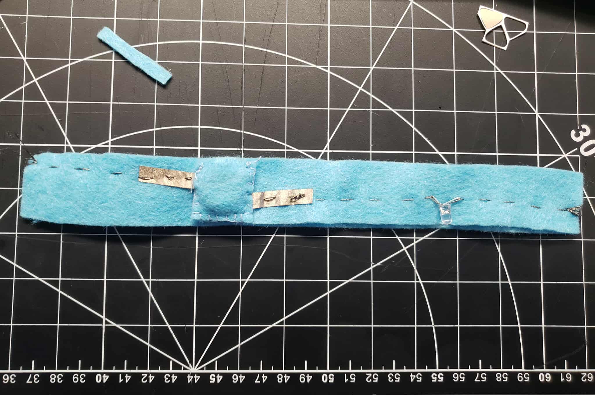 a band that can check if a material is conductive by placing 2 sides of the band to the material