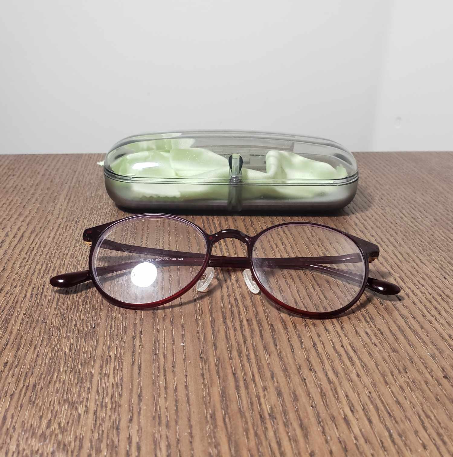 This is the sound made from shaking a glasses case with the glasses inside. For me, the sound is disturbing, like a toy or monster running to you.<br><audio controls src='/audio/Glasses.mp3'></audio>